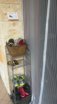 letrero no entrar con zapatos_costumbres no italianas